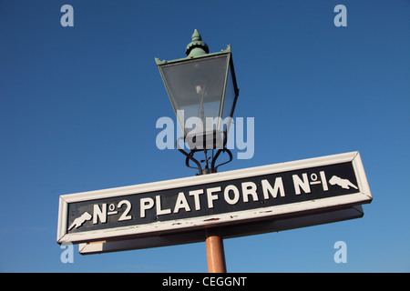 Signe de la plate-forme à l'ancienne gare de chemin de fer de la vallée Severn Kidderminster UK Banque D'Images