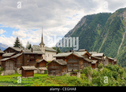 Petit village suisse Blatten Naters de règlement en bois flétri maisons et église en Valais Suisse Banque D'Images