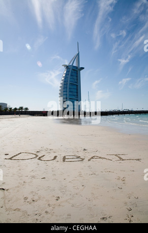 Burj Al Arab (arabe : برج العرب‎,tour de les Arabes avec Dubaï écrit dans le sable Banque D'Images