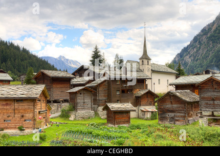 Petit village suisse Blatten Naters de règlement en bois flétri maisons et église en Valais Suisse Banque D'Images