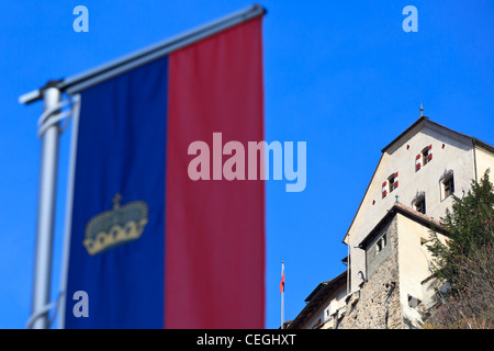 Le drapeau officiel du Liechtenstein dans l'avant-plan et arrière-plan dans le château de Vaduz, Liechtenstein Banque D'Images