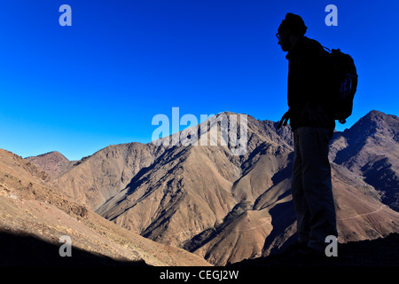 Trekker dans les montagnes de l'Atlas à la recherche à travers une chaîne de montagnes, le Maroc Banque D'Images
