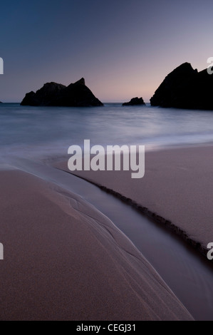 Twilight à Soar Mill Cove, dans le sud du Devon. Banque D'Images