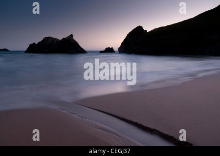 Twilight à Soar Mill Cove, dans le sud du Devon. Banque D'Images