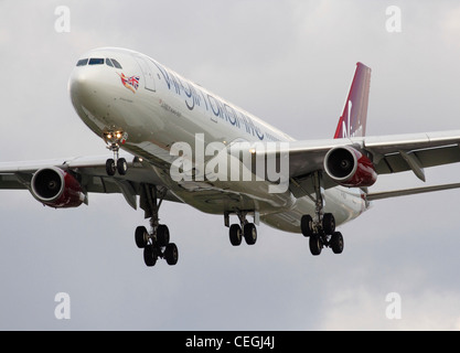 Virgin Atlantic Airways Airbus A340-300 en approche Banque D'Images