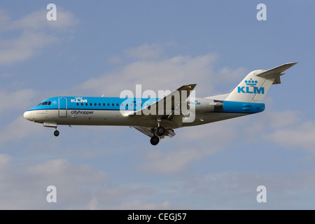 Fokker 70 KLM Cityhopper regional jet battant en approche. Vue de côté. Banque D'Images