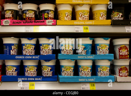 Golden Wonder Pot nouilles dans un supermarché au Royaume-Uni Banque D'Images