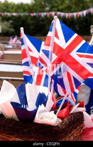 Close-up de l'Union Jack drapeaux dans un panier avec du rouge, blanc et bleu serviettes lors d'une fête de rue traditionnelles, England, UK Banque D'Images