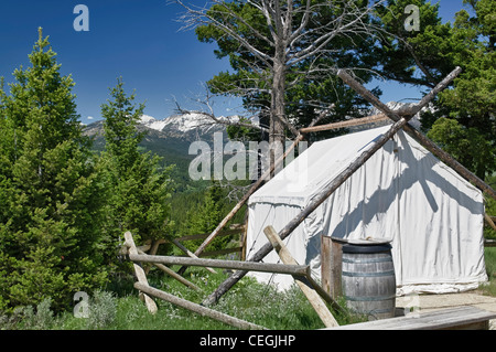 Camp de Lookout Mountain Ranch fou fou avec des montagnes en arrière-plan. Banque D'Images