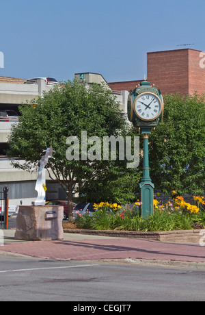 Ville Sioux Falls Dakota du Sud aux États-Unis ville américaine ​​clock sur un poteau sur la rue de la ville personne verticale haute résolution Banque D'Images