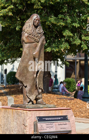 Sculpture en bronze d'une femme amérindienne Sioux dans la ville Sioux Falls South Dakota aux États-Unis vertical haute résolution Banque D'Images