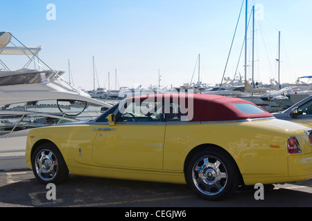 Capote jaune Rolls Royce convertible stationné à El Puerto José Banús, Marbella, Costa del Sol, Andalousie, Espagne Banque D'Images