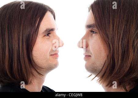 Adulte de jeune homme aux cheveux long sourire neutre, visage détendu isolé sur fond blanc. Banque D'Images