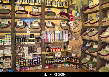 Grenade, Andalousie, espagne. Intérieur du magasin qui vend des thés, tisanes, épices, herbes, savons,conserve etc. Banque D'Images