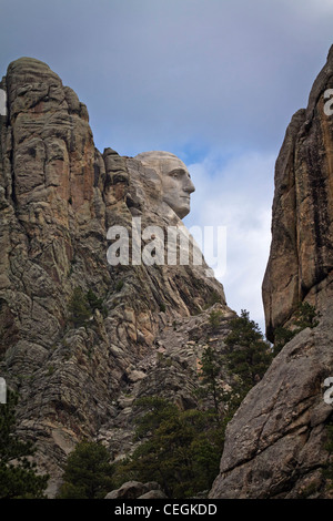 Mount Rushmore dans les Black Hills South Dakota aux États-Unis National Memorial Park sculpture rocheuse du président américain George Washington personne verticale haute résolution Banque D'Images