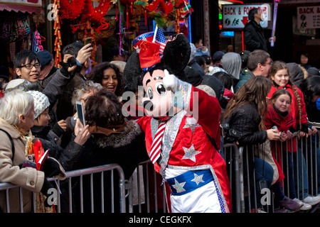 La souris de Mickey accueille les spectateurs à l'occasion du Nouvel An lunaire chinois 2012 Défilé dans le quartier chinois de la ville de New York. Banque D'Images