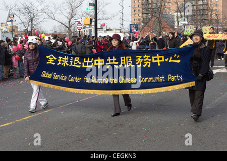 Les membres du centre de service mondial pour quitter le parti communiste chinois marchant dans la nouvelle année lunaire 2012 dans le Queens Parade Banque D'Images