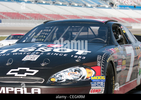 A smiling female customer dans une Richard Petty driving experience balade le long Banque D'Images