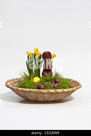 Joyeuses Pâques chocolat traditionnel lapin oeufs dans un panier complet bonbons Sweet tradition découpe isolée découpée sur le fond blanc aux États-Unis haute résolution Banque D'Images