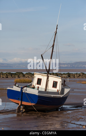 Un petit bateau de pêche côtière en attente de la marée dans la baie de Morecambe Banque D'Images