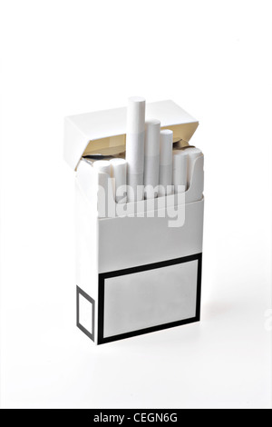 Studio shot of a ouvert un paquet de cigarettes Banque D'Images