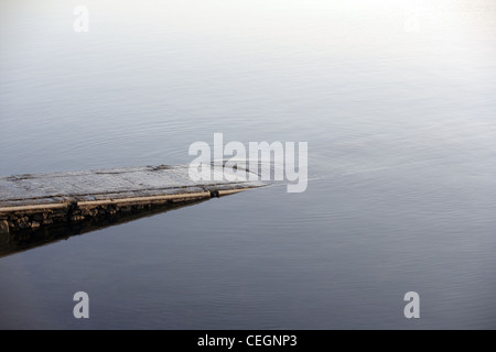 Eau calme autour d'une cale . Banque D'Images