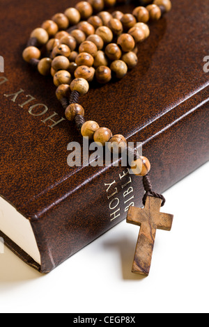 Le chapelet en bois sur la Bible Banque D'Images