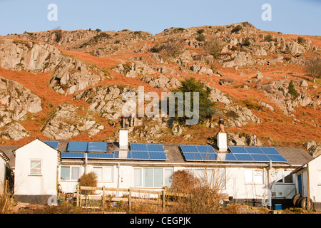 Des panneaux solaires sur les maisons Conseil/ logement social en chapelle dans la vallée de Stile Langdale, Lake District, UK. Banque D'Images