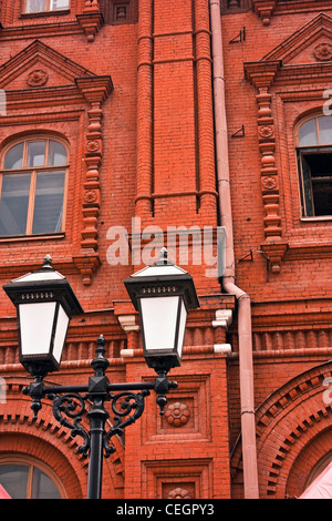 Lampe de rue et Red Wall Banque D'Images