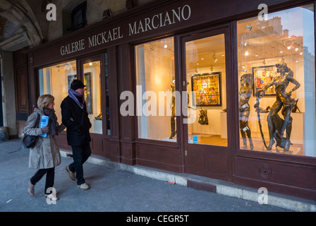 Paris, France, couple Shopping dans le quartier du Marais, à la recherche de vitrines, Galeries d'art, 'place des Vosges', (Galerie Mickael Marciano) art romantique Banque D'Images