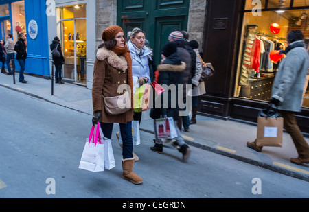 Paris, France, groupes moyens, adolescents filles Shopping, porter des sacs dans la rue dans le quartier du Marais, dimanche après-midi, style de vie français authentique Banque D'Images