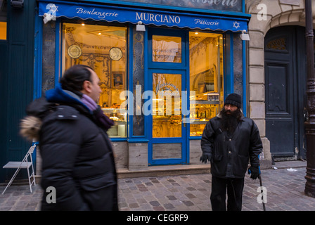 Paris, France, l'homme mendier dans la rue, dans le quartier 'Le Marais', le dimanche après-midi, à l'extérieur de boulangerie, Juif Murciano, (Rue de rosiers) Banque D'Images