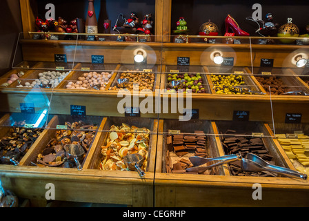 Paris, France, magasin de chocolats français, « Maison Georges Larnicol », pâtisseries, chocolats présentent des étagères de sucreries Banque D'Images