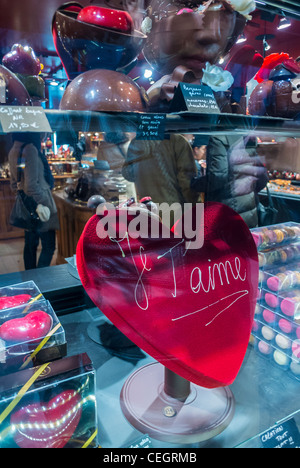 Paris, France, chocolatier français, 'Maison Georges Larnicol', pâtisseries,Coeur en chocolat dans vitrine sur les étagères, « Saint-Valentin » Romance Banque D'Images