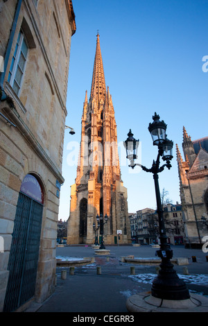 Tour de St Michel, 114m de haut clocher de la Basilique de St Michel, éclairée de la lumière du soleil à l'aube, Bordeaux, France. Banque D'Images