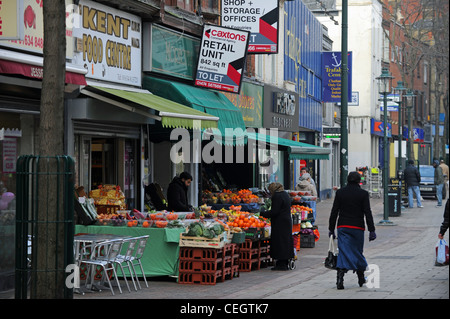 Fruits et légumes traditionnels et de décrochage shop dans le centre-ville de Chatham Kent UK zone commerçante piétonne Banque D'Images