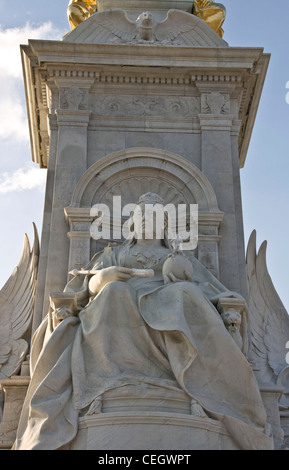 Le marbre blanc de Carrare grade 1 Queen Victoria Memorial sculpté par Sir Thomas Brock Queen's Gardens Londres Angleterre Europe Banque D'Images