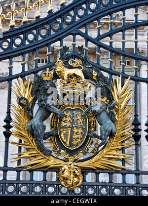 Royal Crest sur les portes de Buckingham Palace Londres Angleterre Europe Banque D'Images