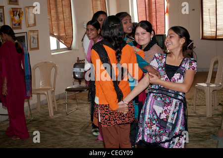 La formation des femmes à participer au gouvernement local - panchayat raj. Atelier dirigé par une ONG indienne Guild of Service, Vrindavan, Inde Banque D'Images