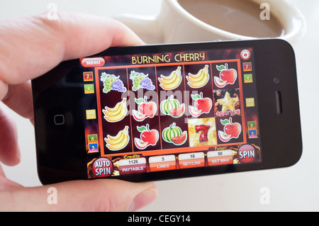 Jouer machine à sous jeux d'un iPhone 4G smart phone Banque D'Images