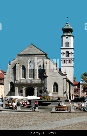 Place du marché de Lindau, sur le lac de Constance avec l'église paroissiale protestante Saint Stephan et la fontaine de Neptune. Banque D'Images