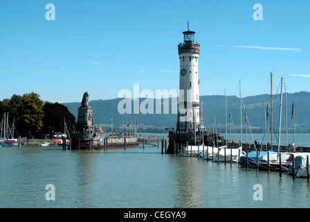 Entrée du port de Lindau, sur le lac de Constance avec le nouveau phare. Banque D'Images
