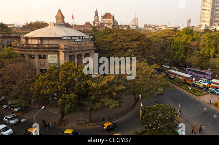 Galerie nationale d'Art Moderne, les bâtiments coloniaux de Mumbai avec en arrière-plan (Kala Ghoda, Fort Area) Banque D'Images