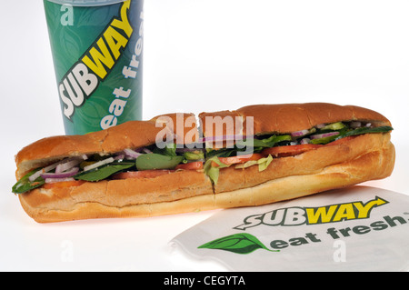 Subway sandwich sandwich Veggie delite sous-marin avec des boissons sur fond blanc USA Banque D'Images
