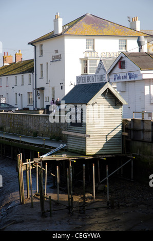 Une petite hutte sur pilotis dans la boue de West Bay, Bridport Dorset Banque D'Images