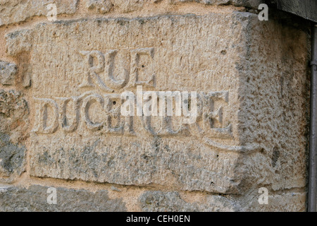 Inscription sur la pierre d'angle à Flavigny-sur-Ozerain, accueil de l'Anis de l'Abbaye de Flavigny - usine d'anis Banque D'Images