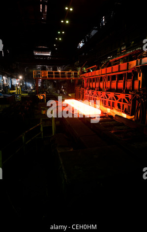 Acier à chaud sur les tapis à l'intérieur de l'usine Banque D'Images