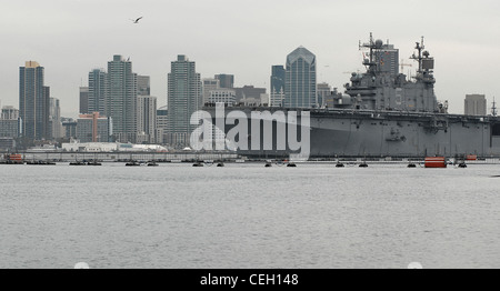 Le navire d'assaut amphibie USS Peliu transite dans la baie de San Diego après avoir sorti la base navale de San Diego sur leur chemin pour participer à l'exercice Iron Fist 2012. Iron Fist est un exercice bilatéral entre les forces militaires américaines et la Force d'autodéfense du Japon. (ÉTATS-UNIS Photo de la marine par: Spécialiste de communication de masse 3ème classe Laurie Dexter) Banque D'Images