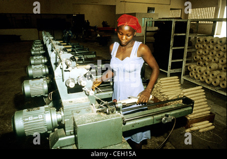 L'Afrique de l'Est Tanzanie Kilosa -une jeune femme exploite une ligne de machines qui transforment le sisal. Banque D'Images