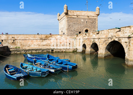 La tour de la Skala du port avec bateaux de pêche locaux dans l'avant-plan, Essaouira, Maroc, Afrique du Nord Banque D'Images